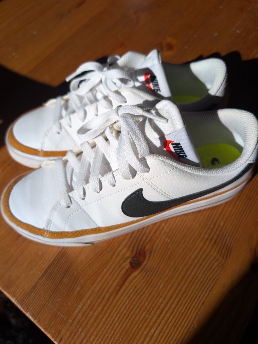 Women's Nike court legacy